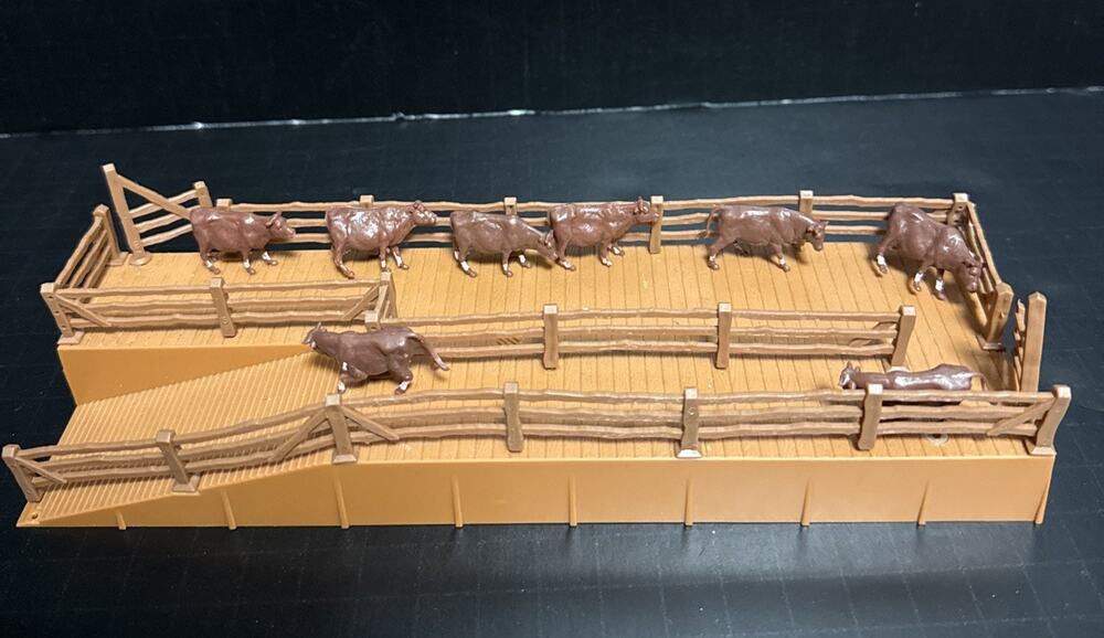 Tyco HO Guage Cattle Depot Ramp & Pen with Gates and 8 Cattle Vintage 1970s